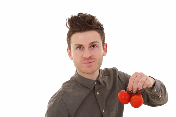 Портрет молодої людини, що тримає помідори — стокове фото