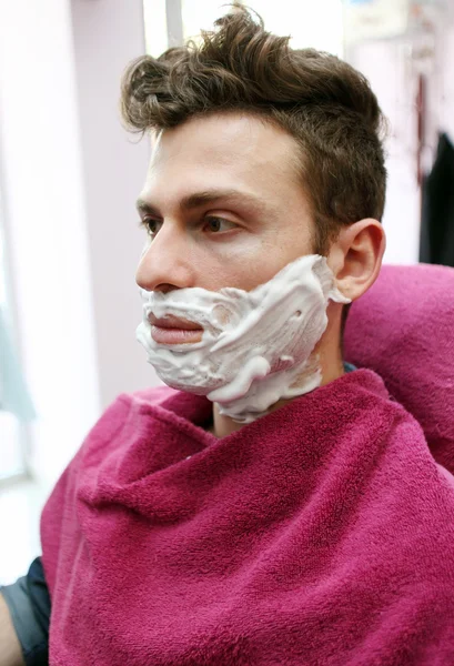 Retrato de jovem na barbearia — Fotografia de Stock