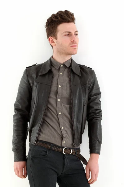 Jovem adulto posando com jaqueta de couro — Fotografia de Stock
