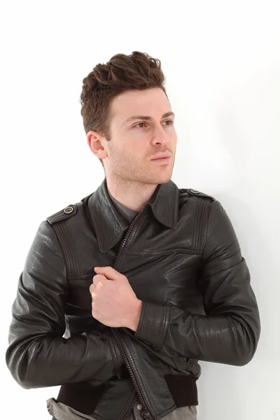 Jeune homme adulte posant avec une veste en cuir — Photo