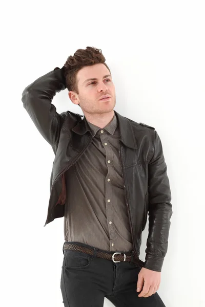 Jovem adulto posando com jaqueta de couro — Fotografia de Stock