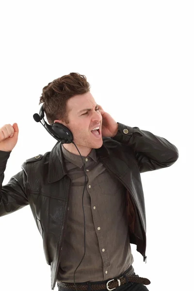 Unga vuxna manliga louding och lyssnar musik — Stockfoto