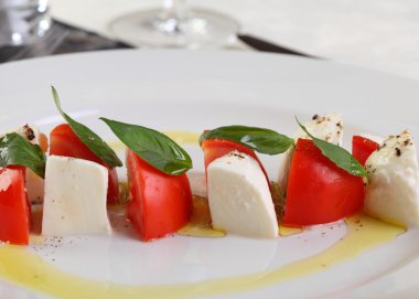 Caprese mozzarella ve domates