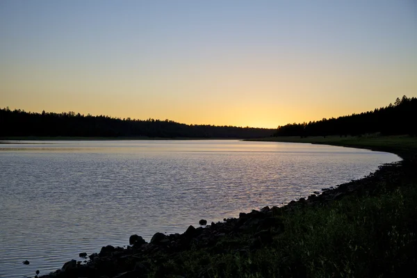 Lago da Montanha Cênica ao pôr do sol — Fotografia de Stock