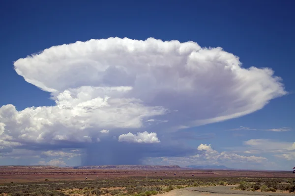 Eencellige cumulonimbus wolk — Stockfoto
