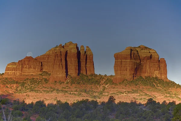 Moonrise Over Cathedral Rock HDR — Stock Photo, Image