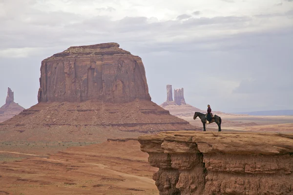 Navajo vrouw op paard in monument valley — Stockfoto