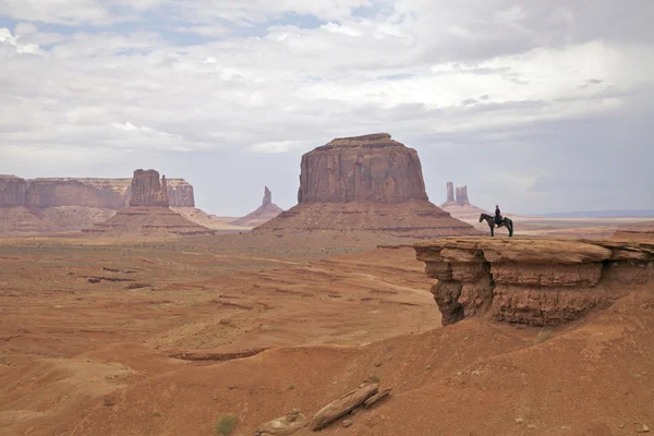 Mulher Navajo a cavalo no vale do monumento — Fotografia de Stock