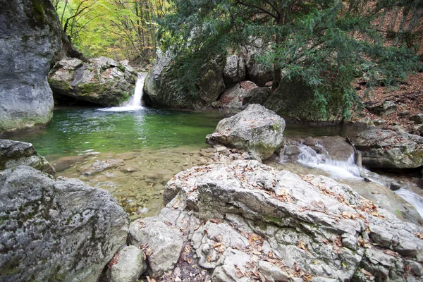 El pequeño lago de montaña con cascadas — Foto de Stock