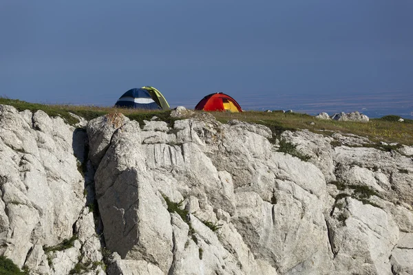 Trois tentes touristiques sur la montagne — Photo