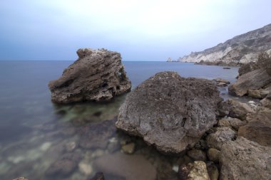 Deniz kıyısında iki yaşlı kayalar