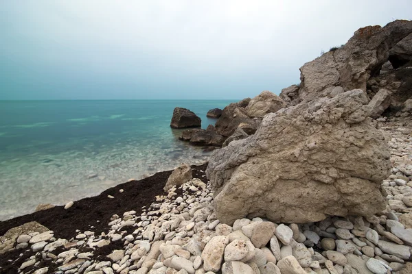Duży kamień nad morzem — Zdjęcie stockowe