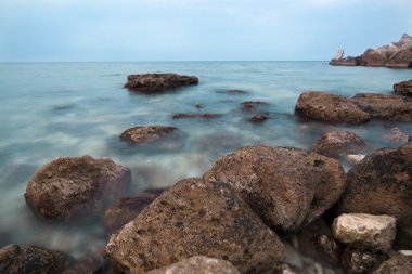 kayalar ile mavi deniz kıyısı