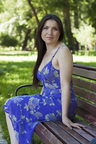 Портрет девушки в синем платье — стоковое фото