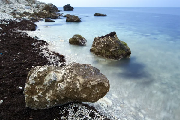 Pedra solitária à beira-mar — Fotografia de Stock