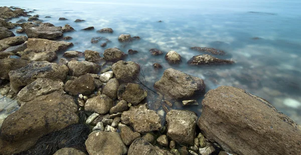 The sea coast with brown stones — Stock Photo, Image