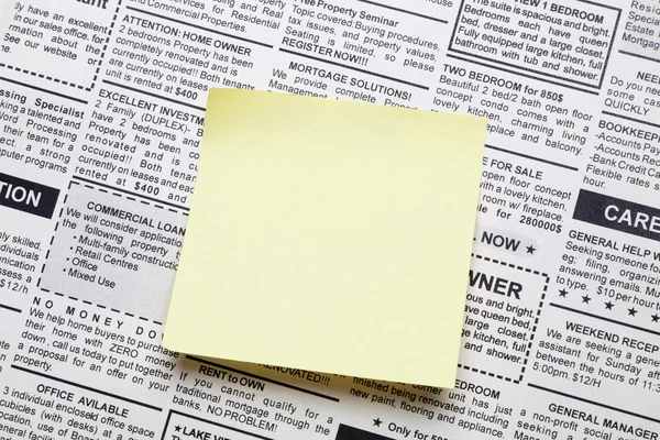 Newspaper and sticky note — Stock Photo, Image