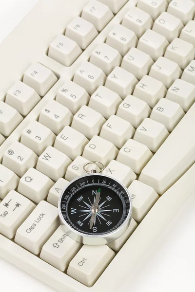 컴퓨터 키보드와 나침반 — 스톡 사진