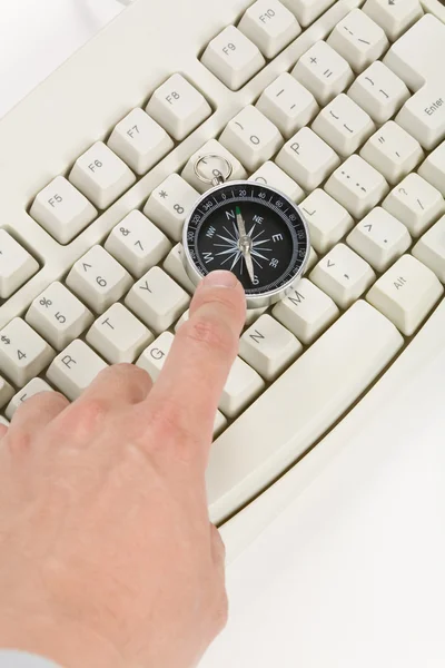 컴퓨터 키보드와 나침반 — 스톡 사진