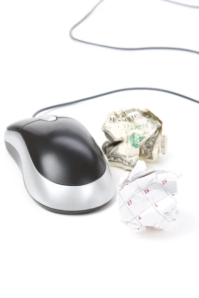 Бумажный шар и компьютерная мышь — стоковое фото