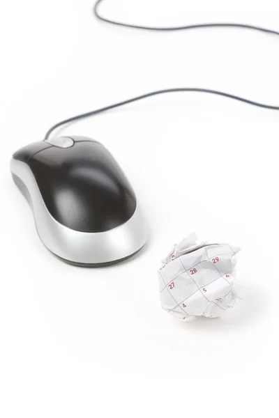Takvim kağıt topu ve bilgisayar fare — Stok fotoğraf