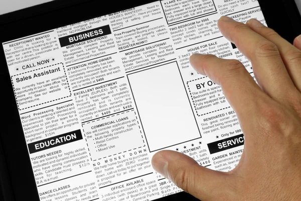 Touchpad en krant — Stockfoto