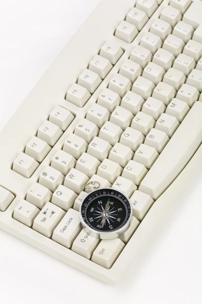 コンピューターのキーボードとコンパス — ストック写真