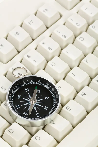 Datorns tangentbord och kompass — Stockfoto