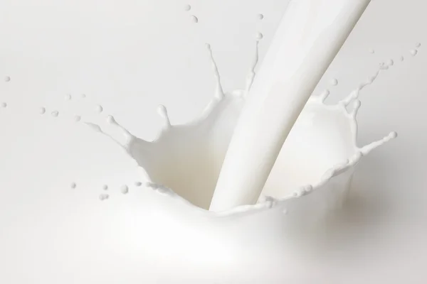 Gieten melk splash. — Stockfoto