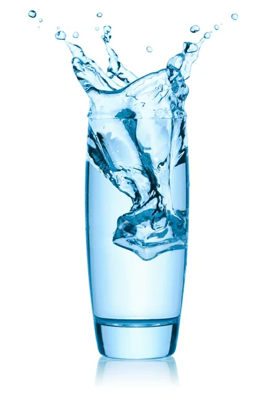Stänk från isbit i ett glas vatten — Stockfoto