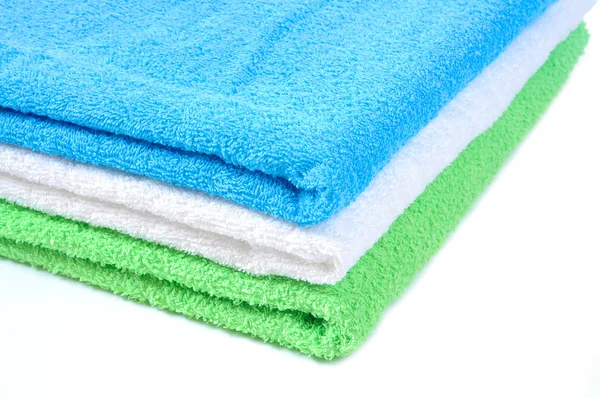 Kleurrijke handdoeken gestapeld op een — Stockfoto