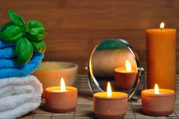 Towel, aromatic candles — Stock Photo, Image