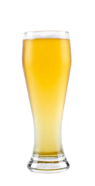 Cerveza en vaso sobre blanco — Foto de Stock