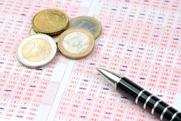 Lotteri biljett och euromynten — Stockfoto