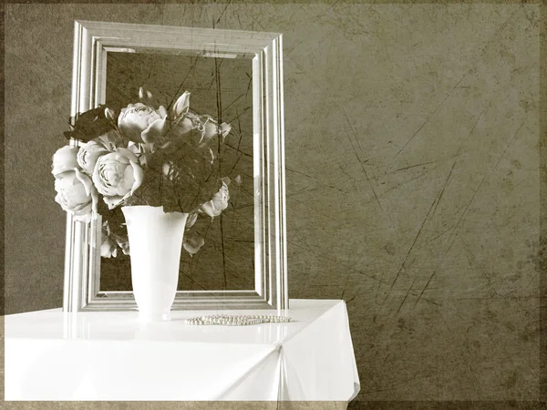 Vaas met bloemen in de buurt van de spiegel — Stockfoto