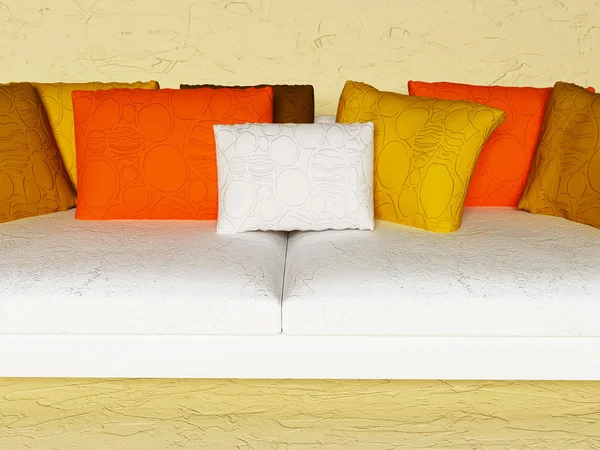 Molti cuscini marroni sul divano — Foto Stock