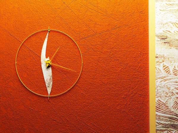 Kreative Uhr an der orangefarbenen Wand — Stockfoto