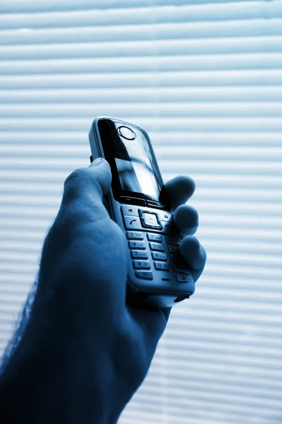 現代のコードレス電話を保持している実業家 — ストック写真