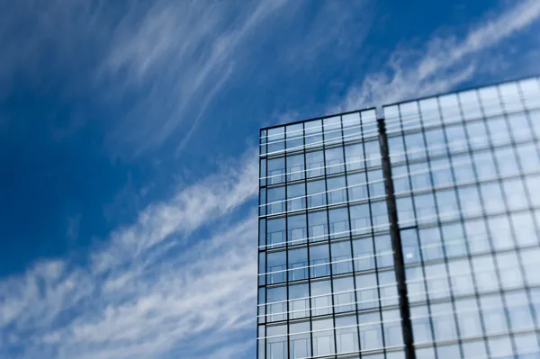 Niedriger Blickwinkel auf einen Wolkenkratzer — Stockfoto