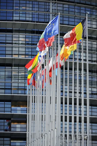 Vlajky před eu parlamentu — Stock fotografie