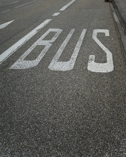 Автобусная дорожная разметка — стоковое фото