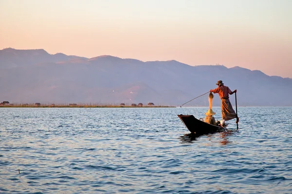 Рыбаки на озере Инле, Мьянма — стоковое фото