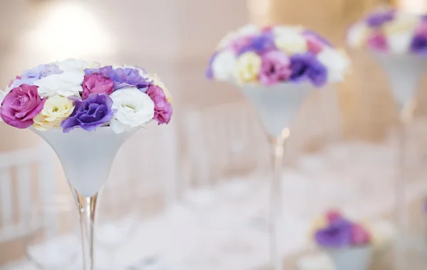 Tabulka květinovou výzdobu pro svatební hostinu — Stock fotografie