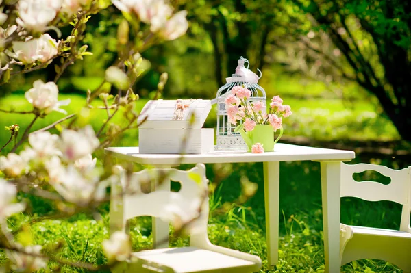 Relajarse en el jardín floreciente —  Fotos de Stock