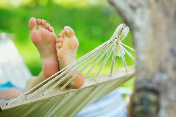 Hangmat en vrouw voeten — Stockfoto