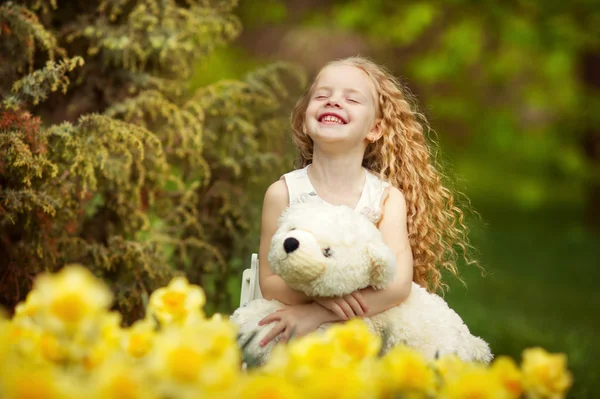 Happiness in the blooming garden — Stock Photo, Image