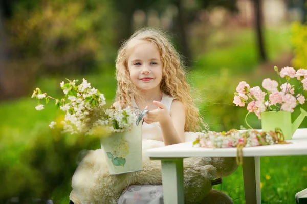 帮助在花园里的小女孩 — 图库照片