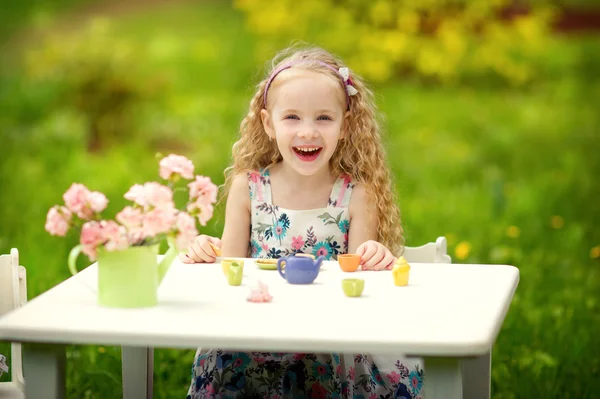 Kleine Schönheit spielt im Garten — Stockfoto