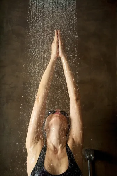 Mulher nadadora sob gotas de água — Fotografia de Stock