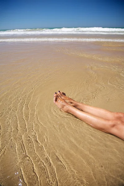 Dvě nohy ve vodě conil Beach — Stock fotografie